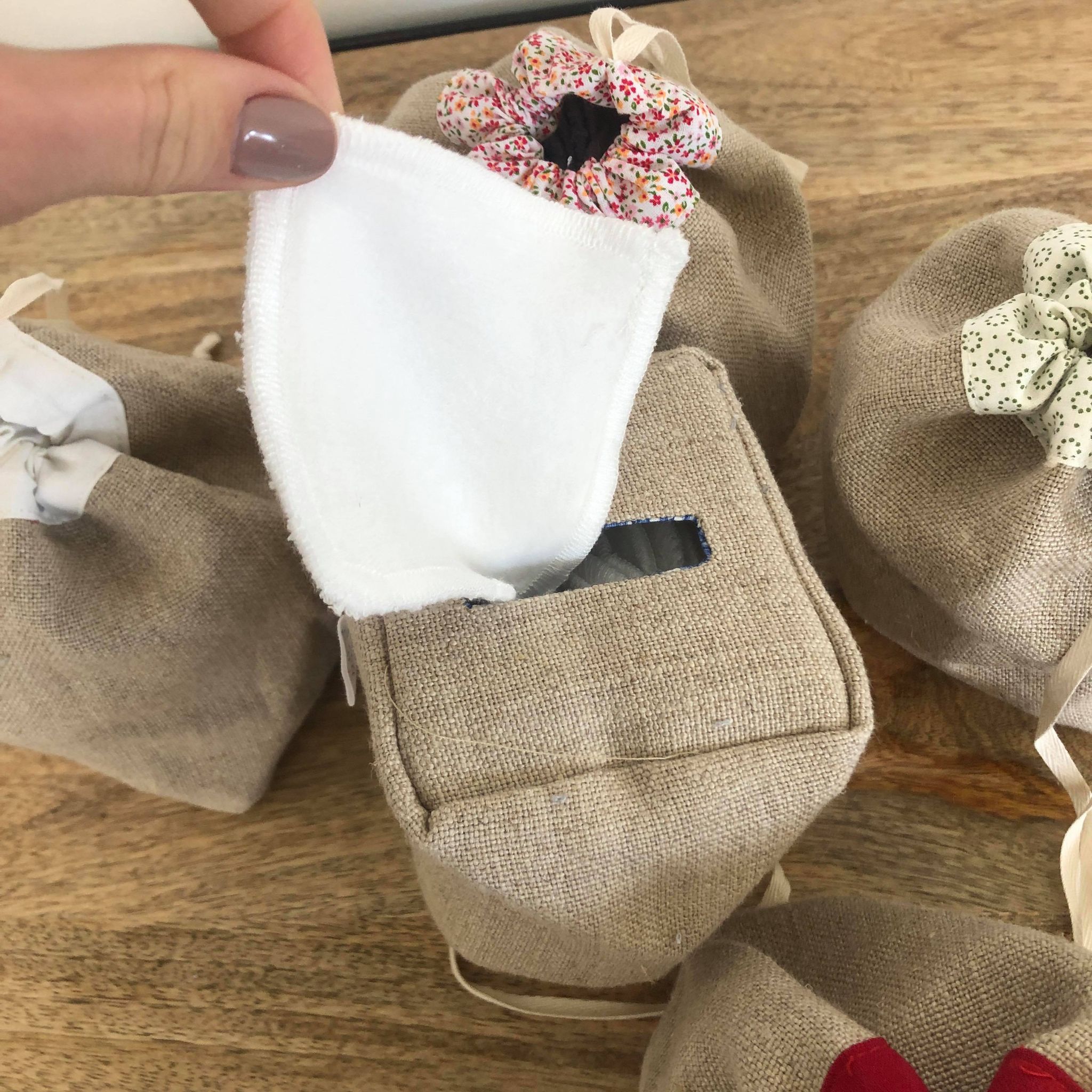 Kit démaquillant (pochon + lingettes + filet de lavage) Coloris aléatoire – Image 2