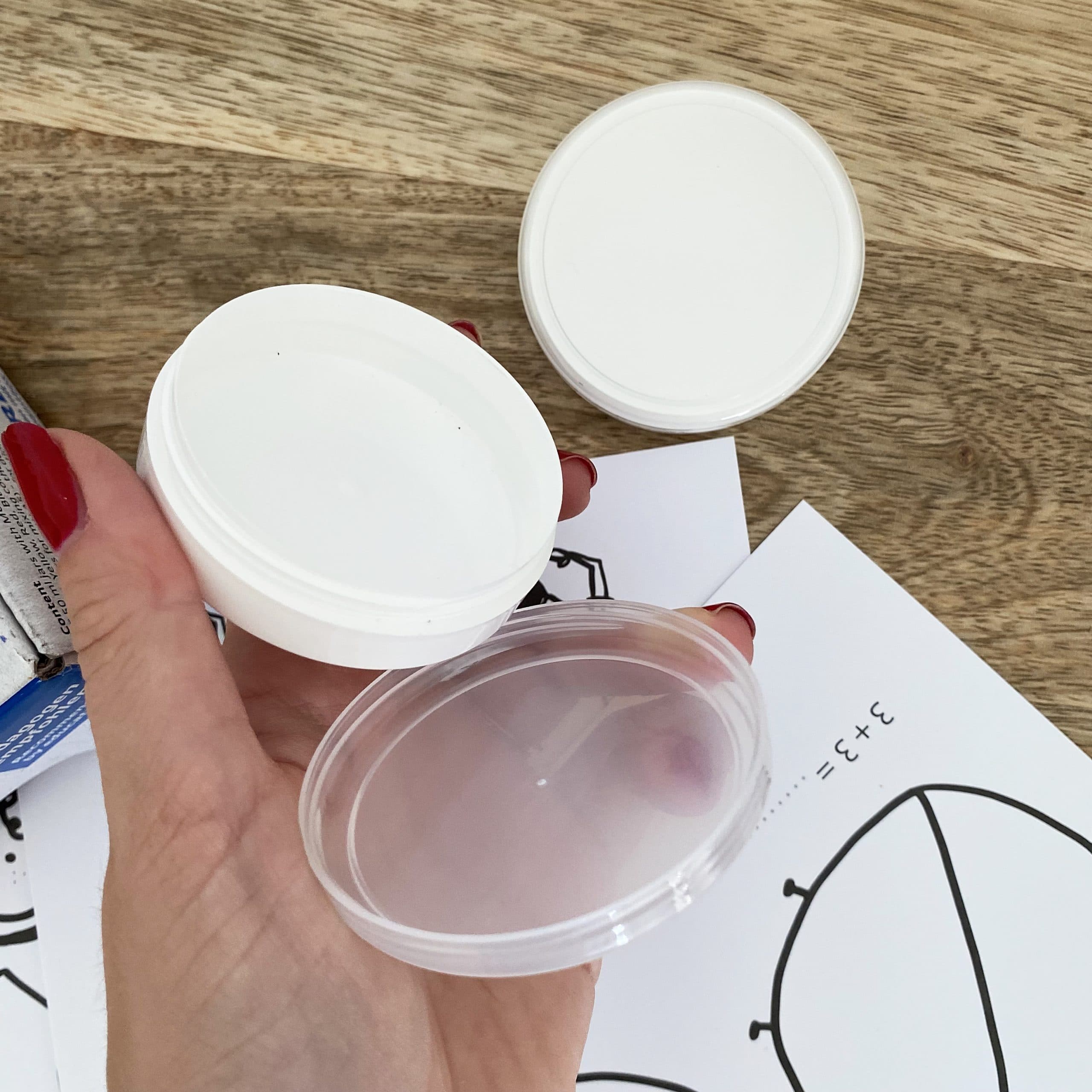 Coffret : J’apprends à connaitre les couleurs avec la peinture et les doigts – Image 4